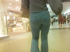 sd20 Bold Asian Beauty Reveals Her Stunning Curves in Public!